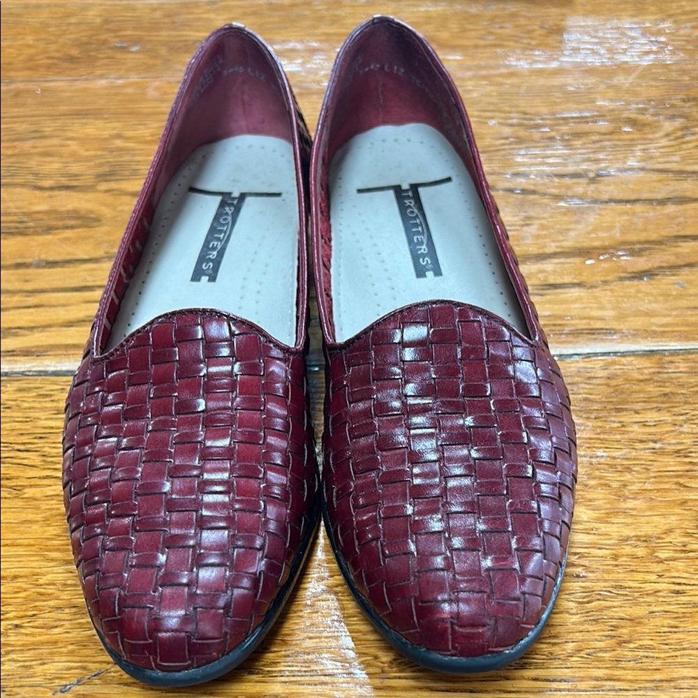 Trotters Liz  leather loafers. Wine color. Great condition. Size 7 1/2 SS.